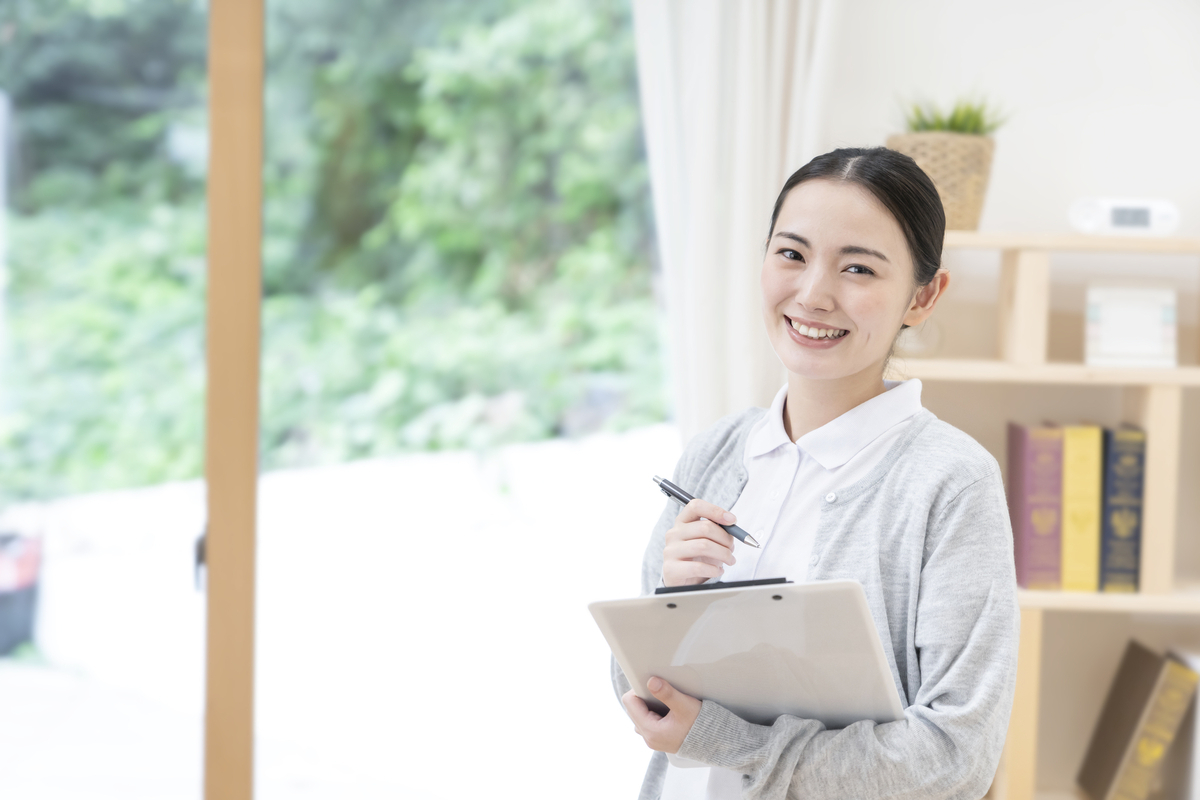 笑顔の女性医療従事者