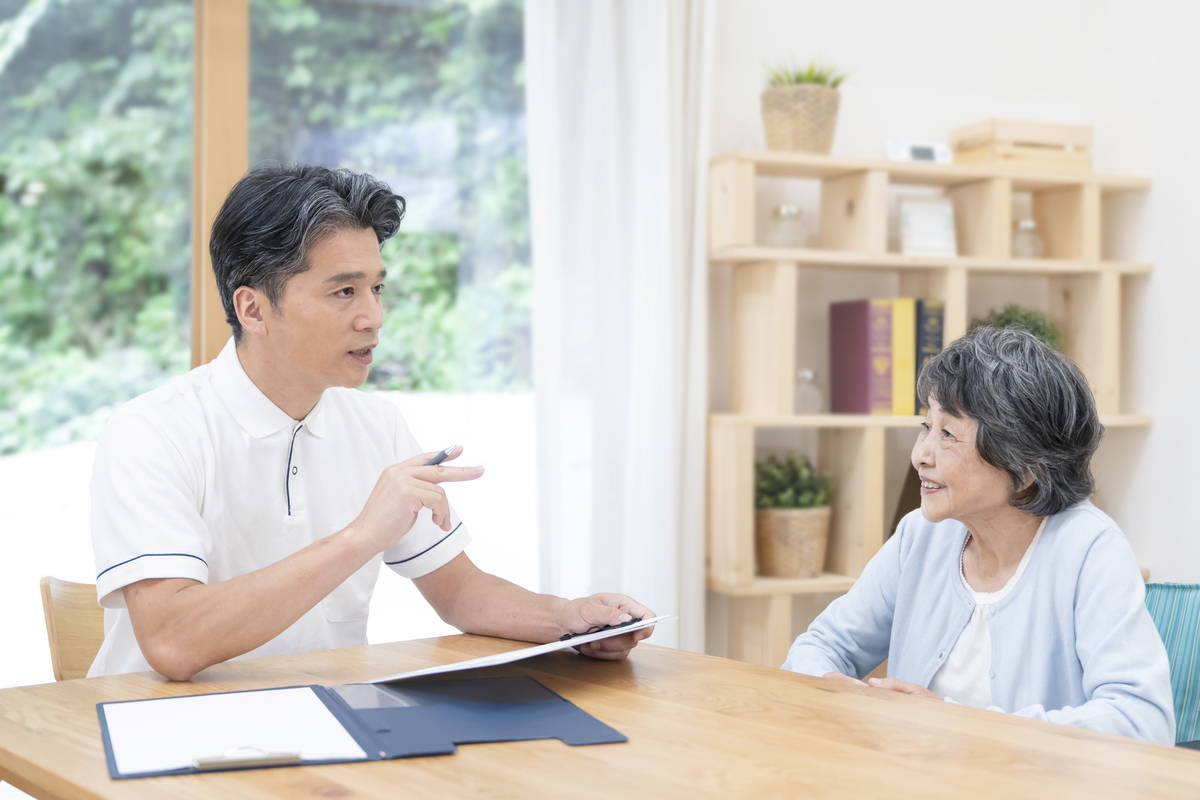 男性医療従事者とシニア女性