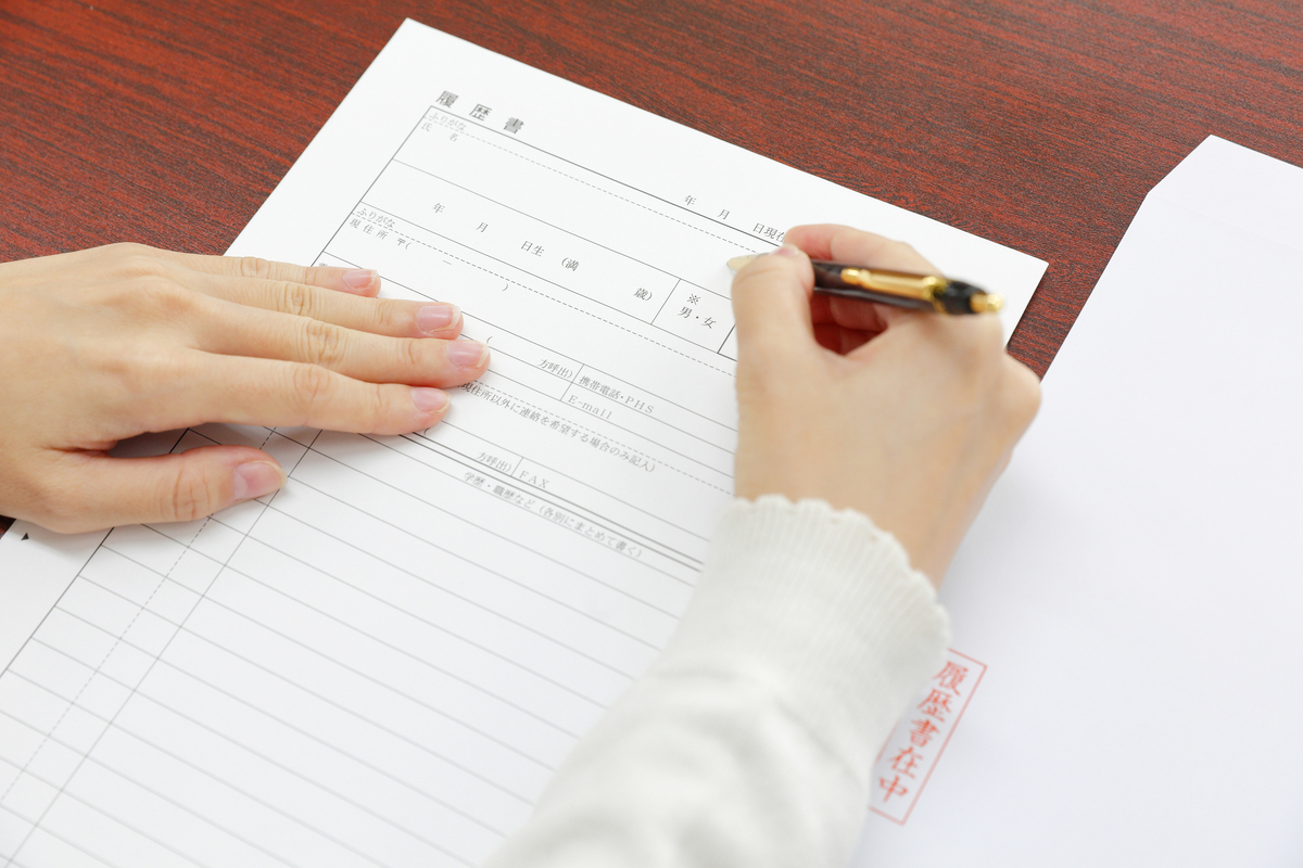 履歴書を書く女性の手元