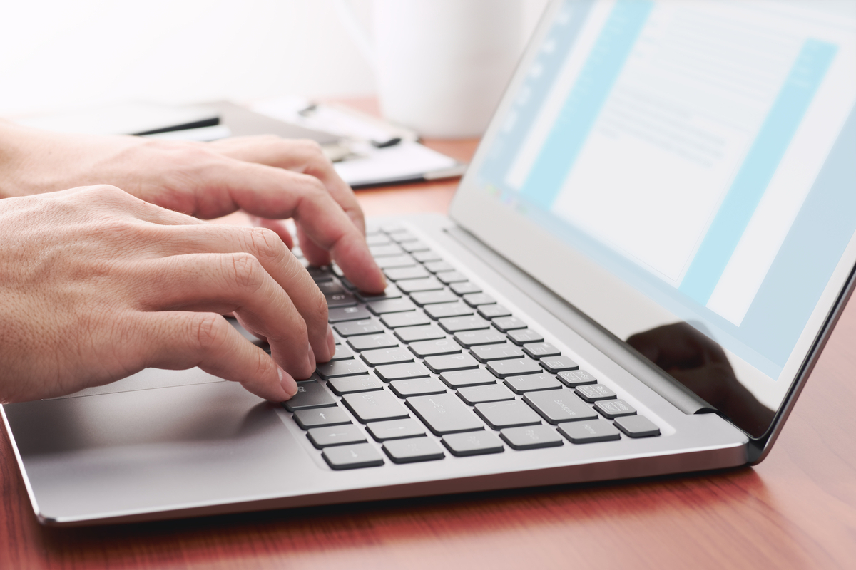 パソコン操作をする男性