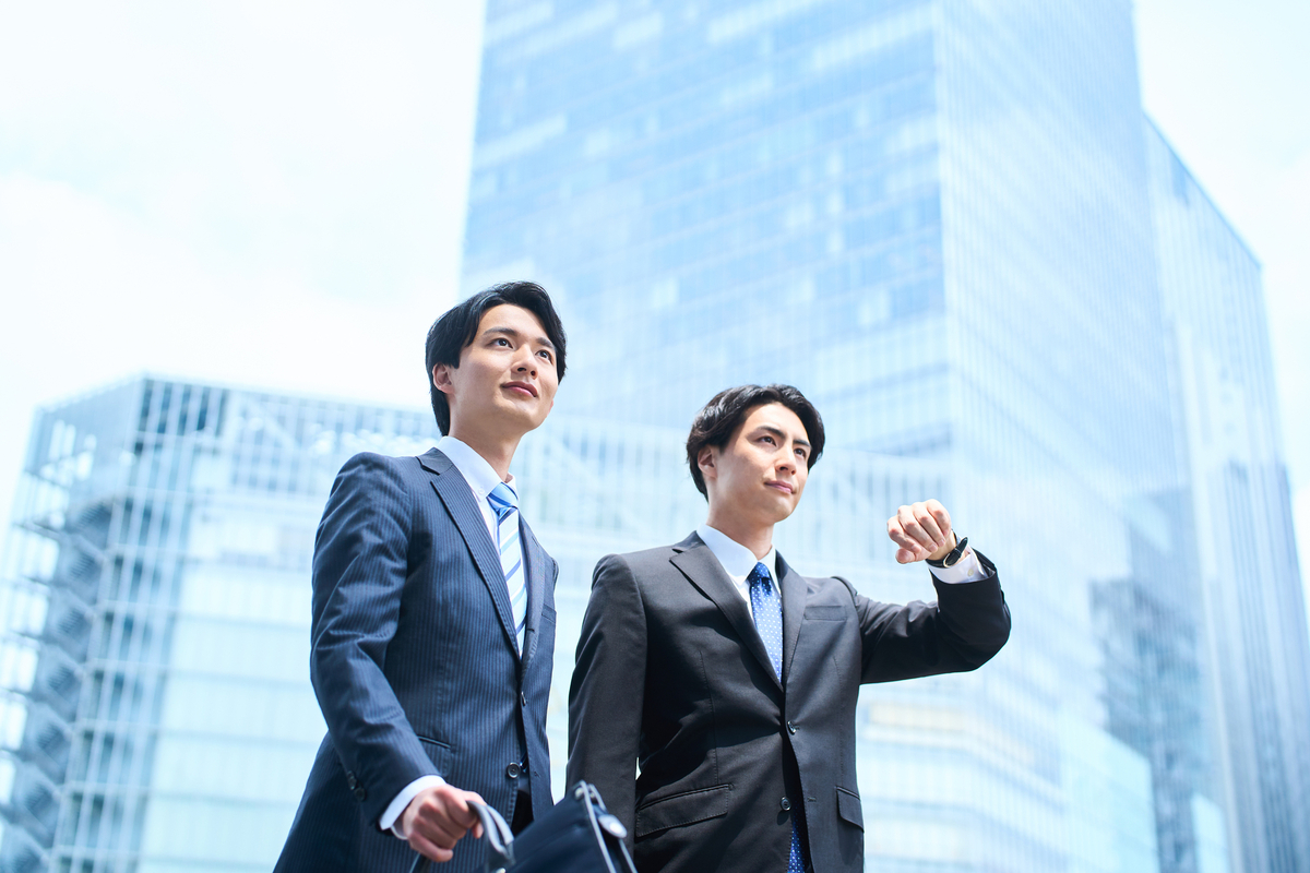 屋外にいる二人のビジネスパーソン