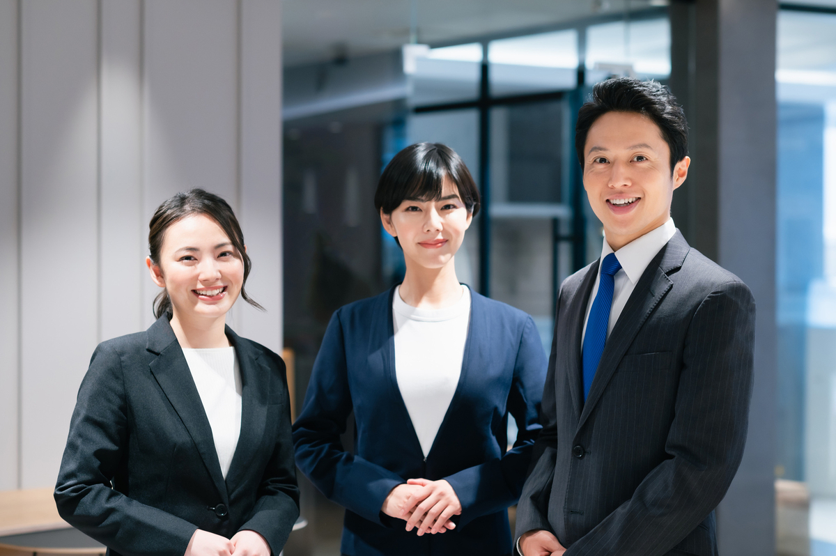 スーツを着た3人の男女
