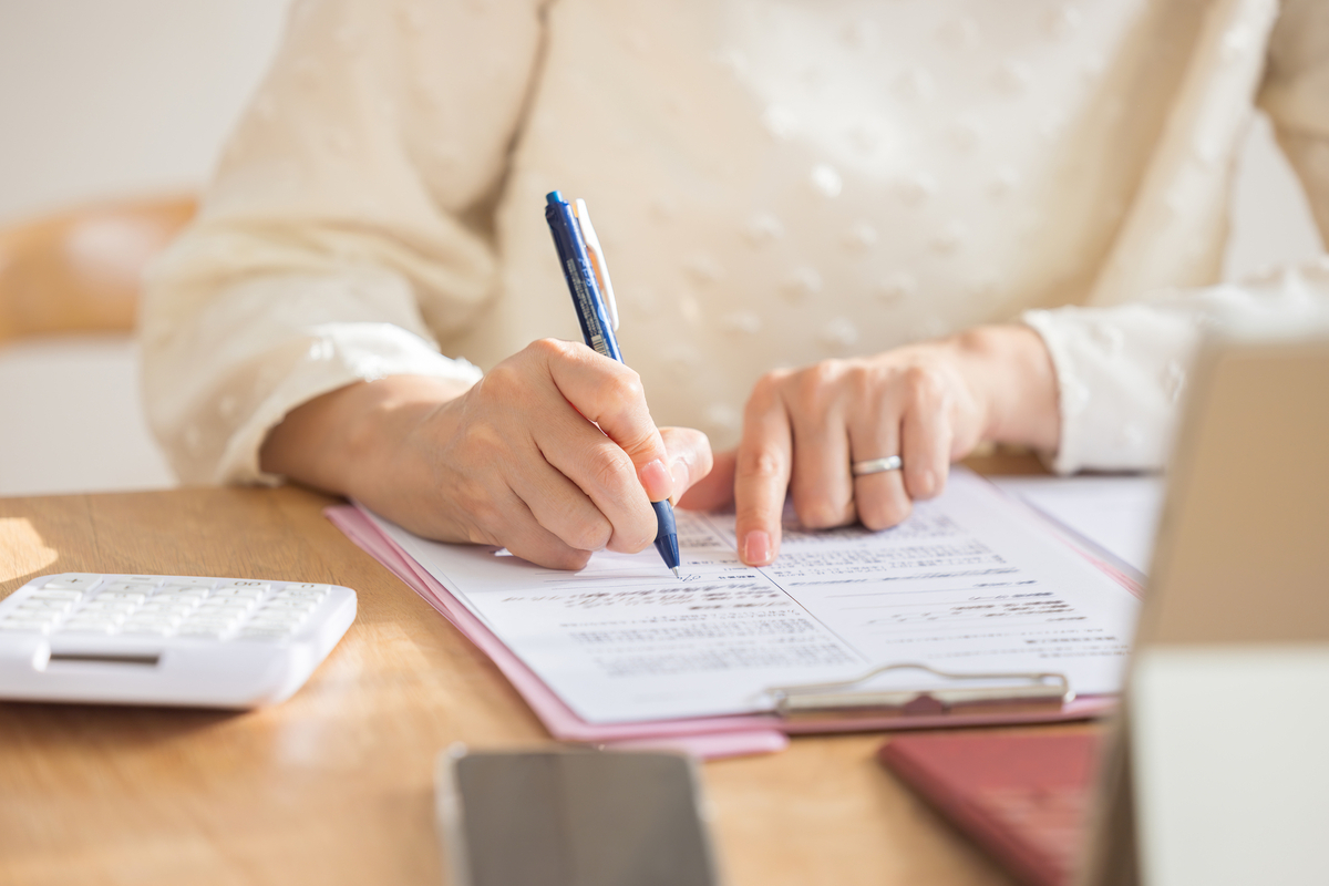 書類に記入する女性