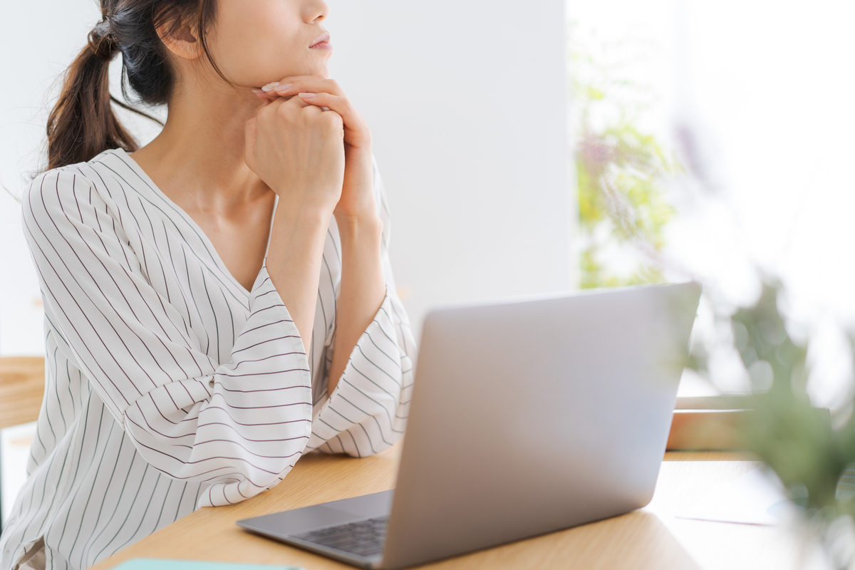 パソコンを操作する女性