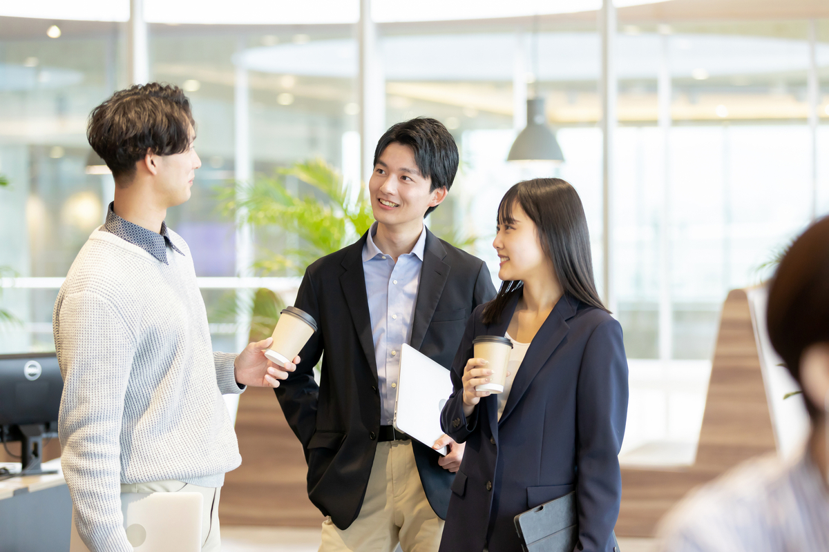 オフィスで働く男女