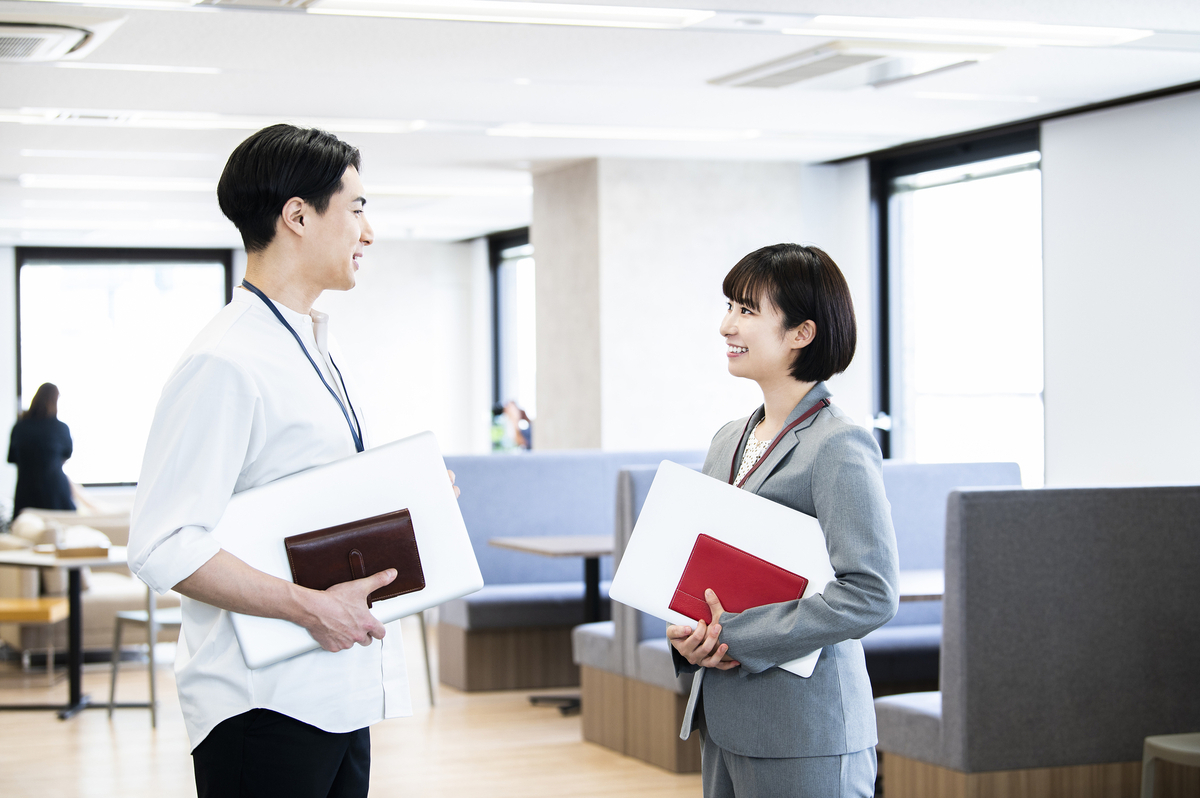 会話をする男女