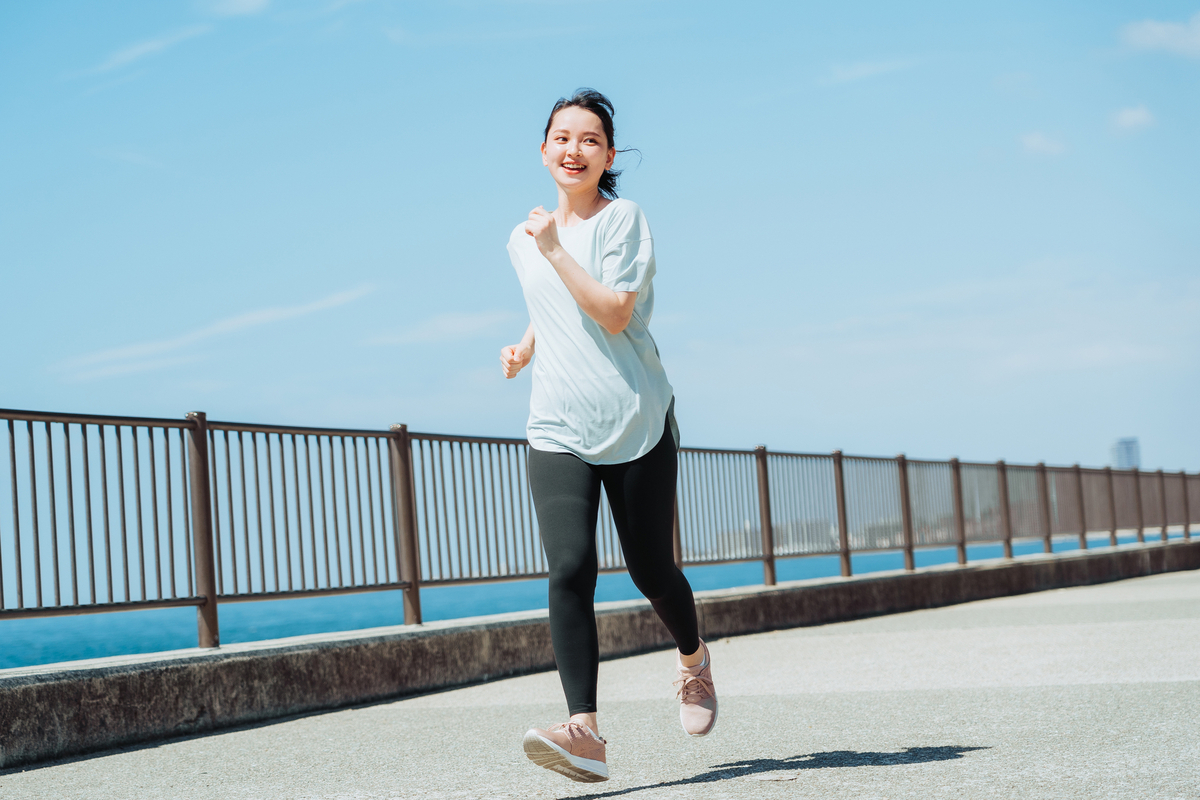 ジョギングをする女性