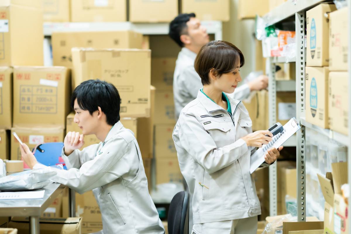 倉庫で働く作業員