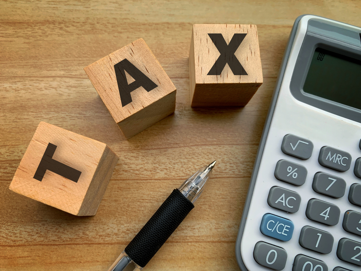 TAXと書かれたブロックと電卓