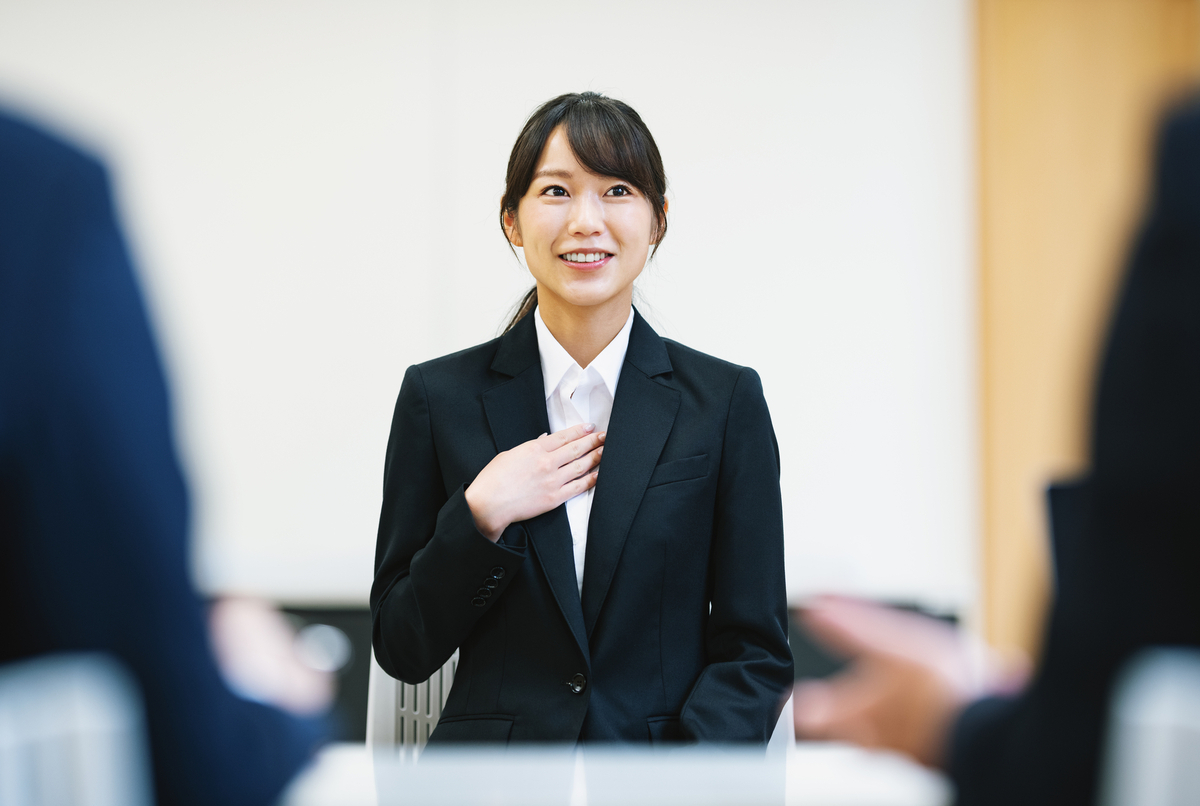 面接を受けるスーツ姿の女性