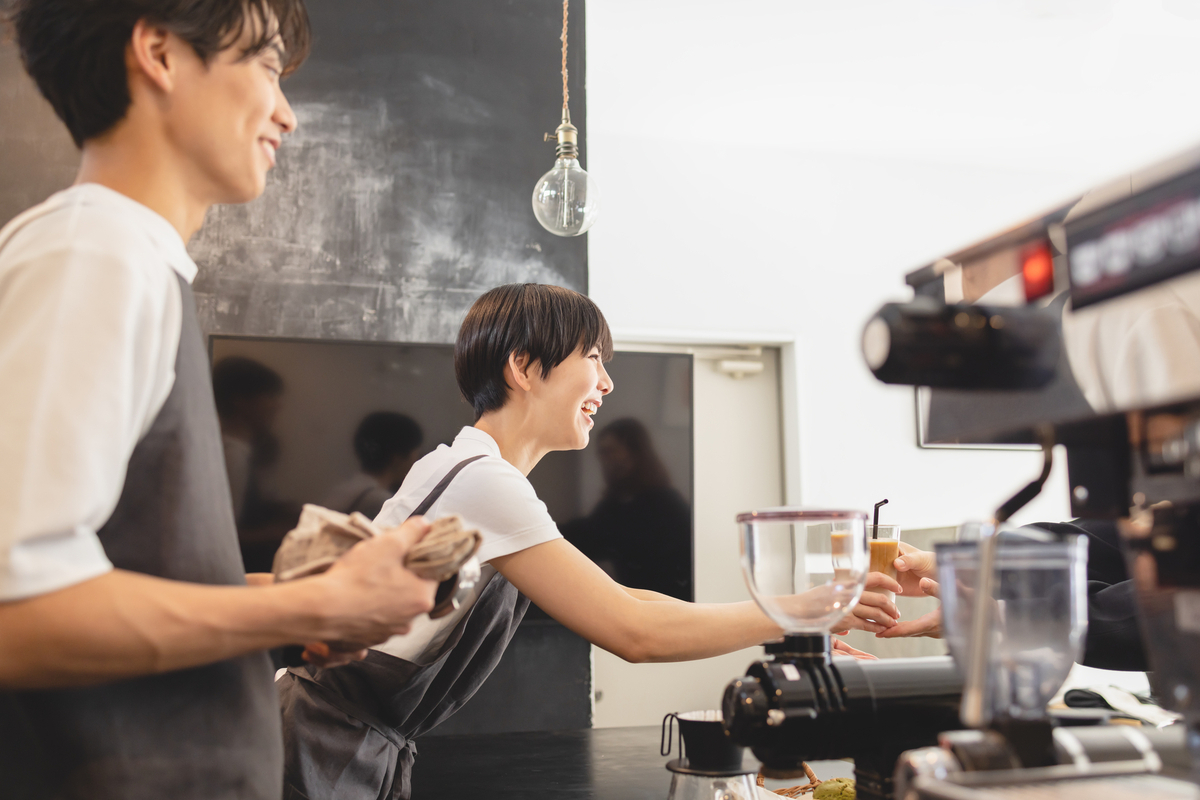 男女のカフェ店員