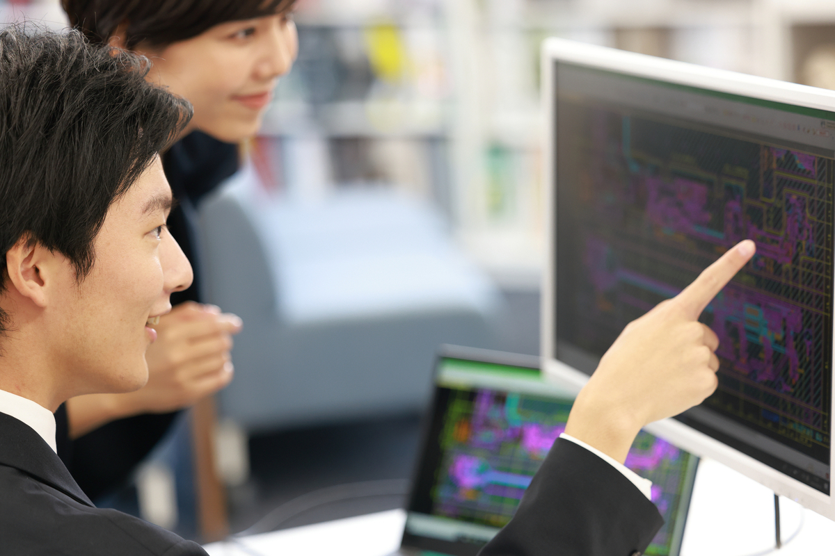 モニターを見る男女