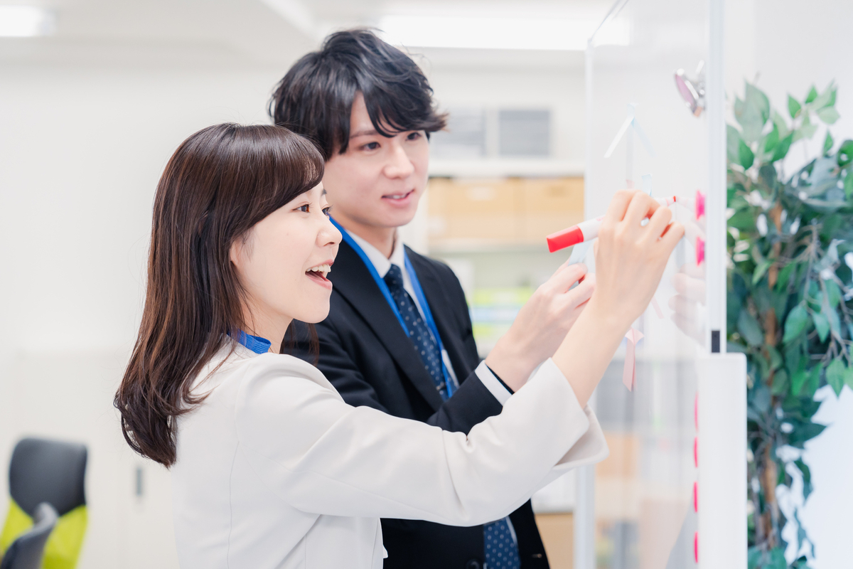 ホワイトボードを活用する男女