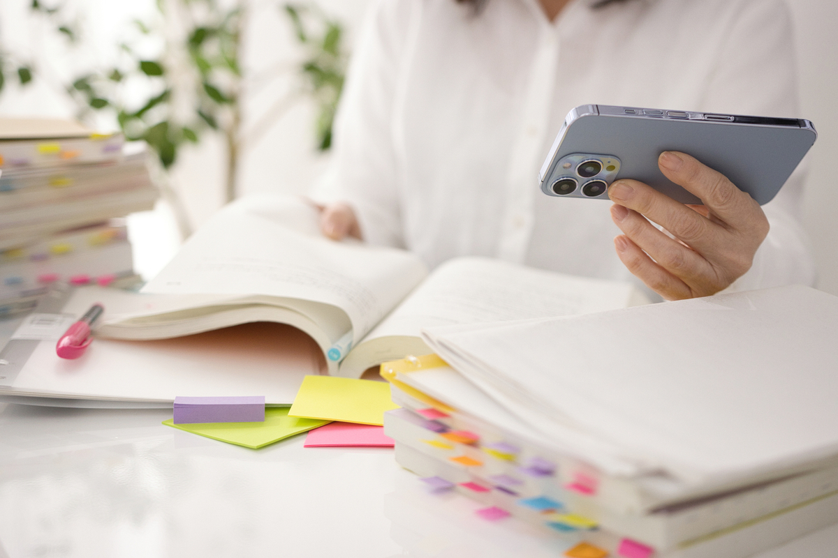 勉強をする女性