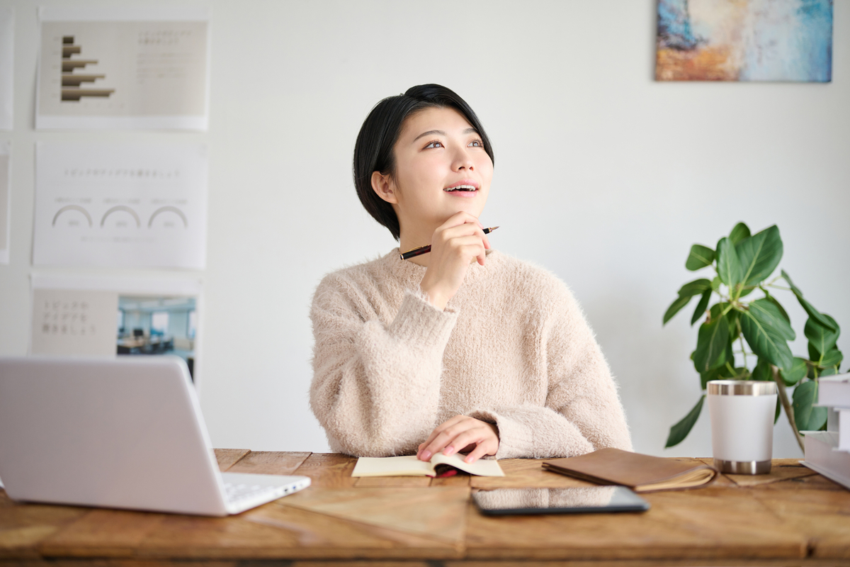 デスクで作業をする女性
