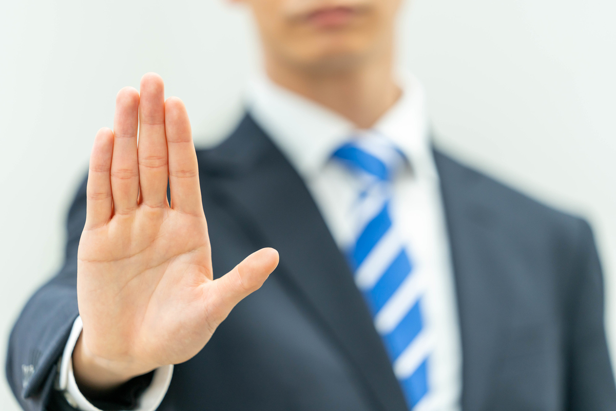拒否をするビジネスパーソン