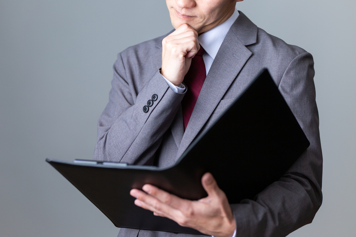 資料を見て考えるビジネスパーソン