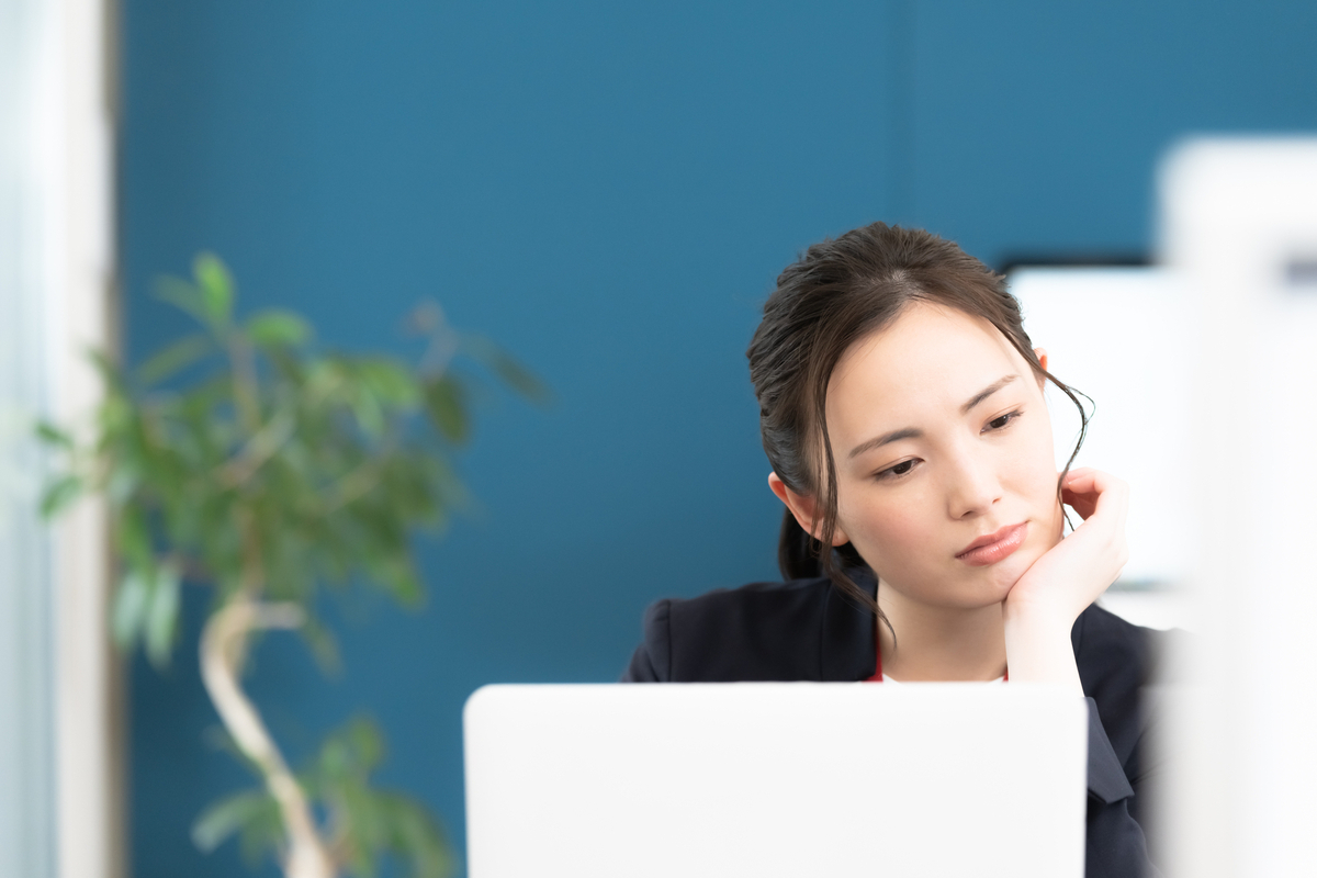 やりがい搾取とは？問題の原因や陥りやすい業界・職種を徹底解説 - スタンバイplus(プラス)｜仕事探しに新たな視点と選択肢をプラスする