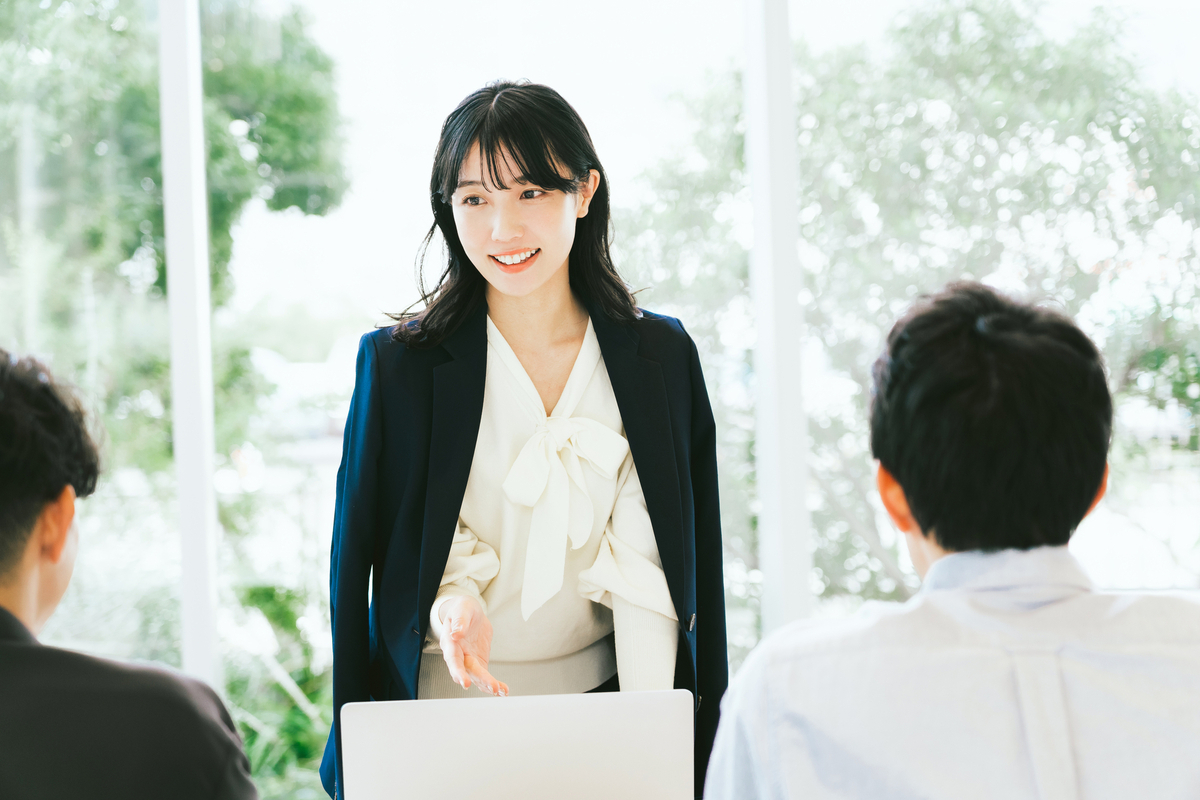 やりがい搾取とは？問題の原因や陥りやすい業界・職種を徹底解説 - スタンバイplus(プラス)｜仕事探しに新たな視点と選択肢をプラスする