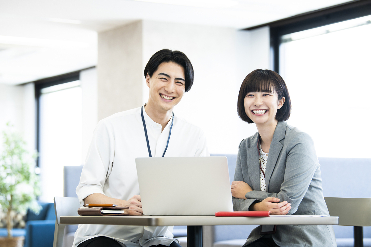 笑顔の男女