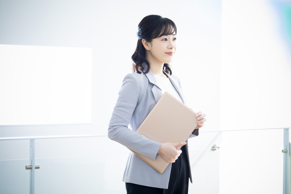 パソコンを抱える女性