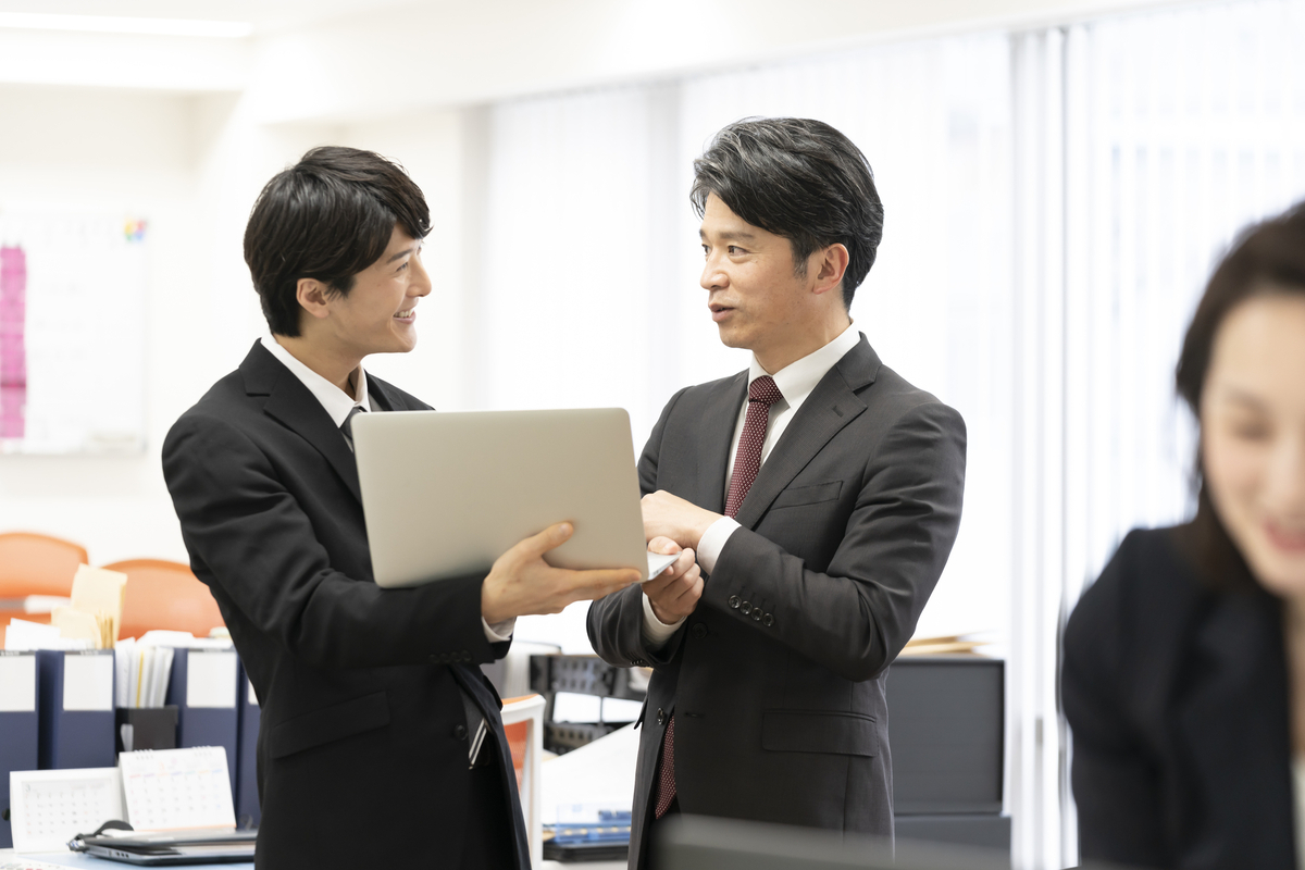 オフィスで会話をする男性2人