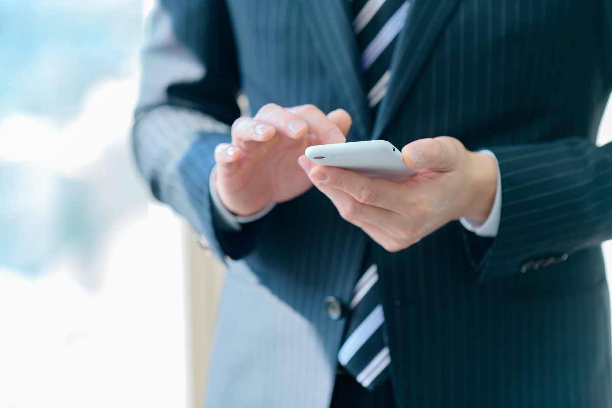スマホを操作する男性の手元