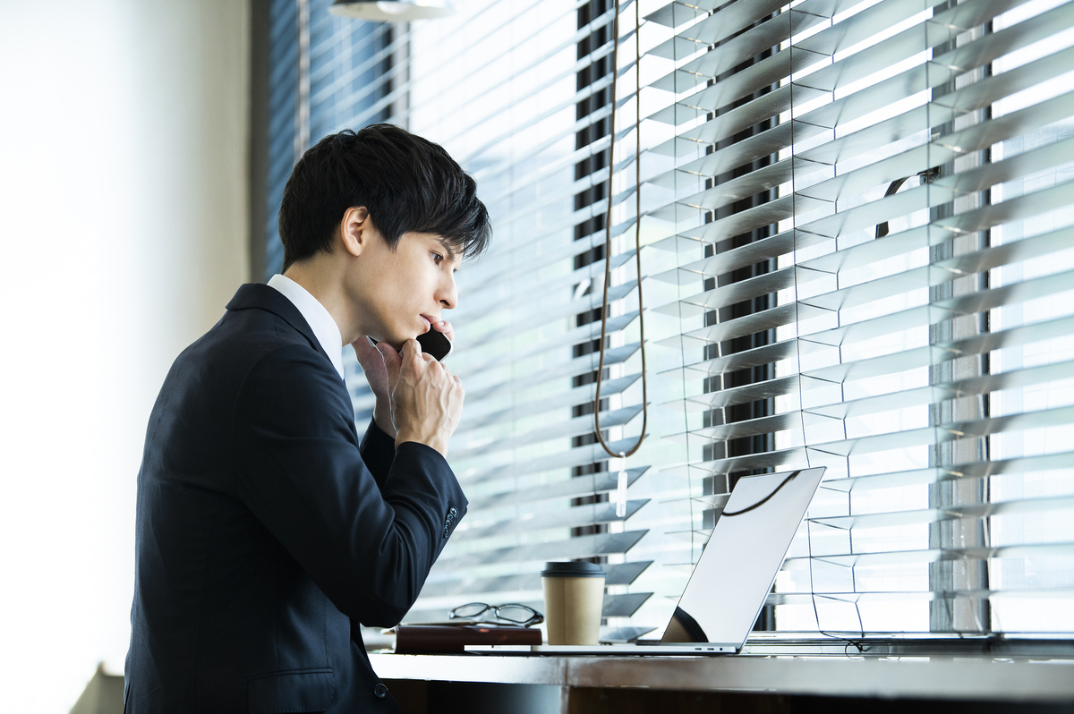 電話するビジネスパーソン