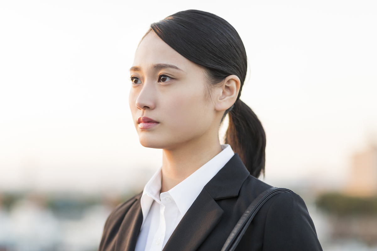 遠くを見つめる女性