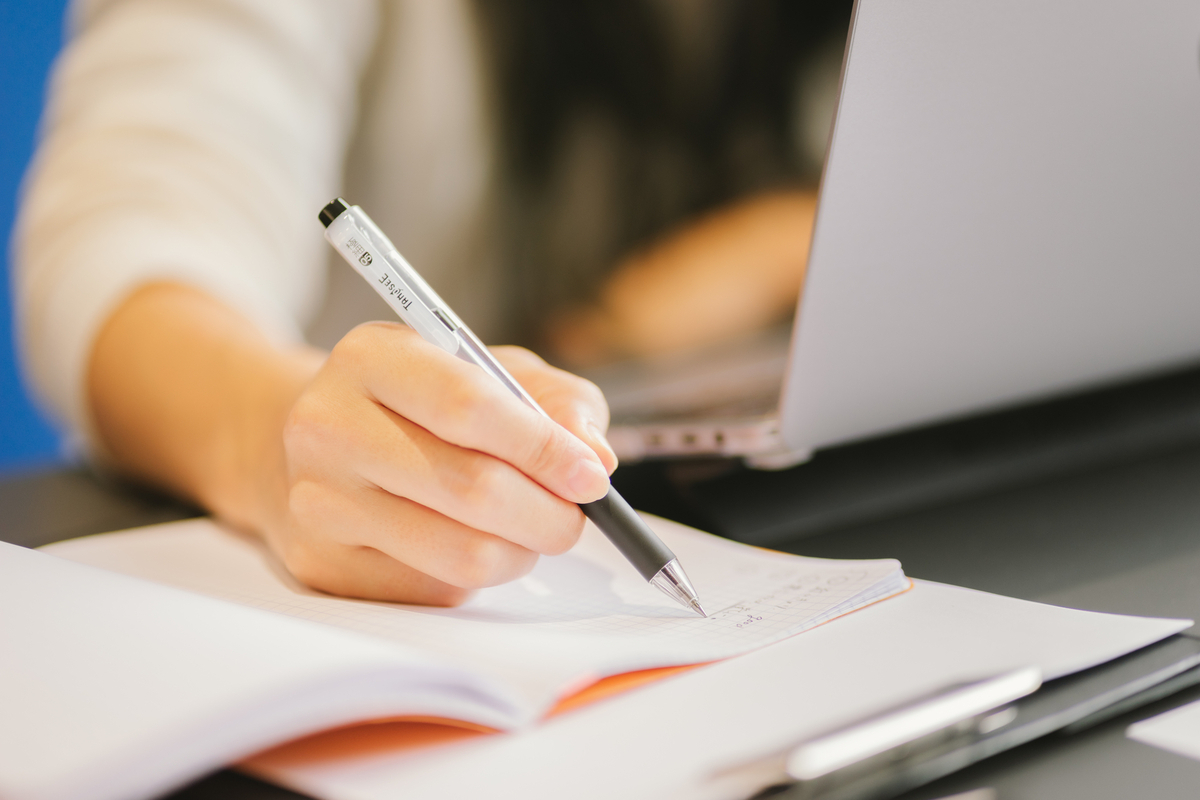 勉強をする女性の手元