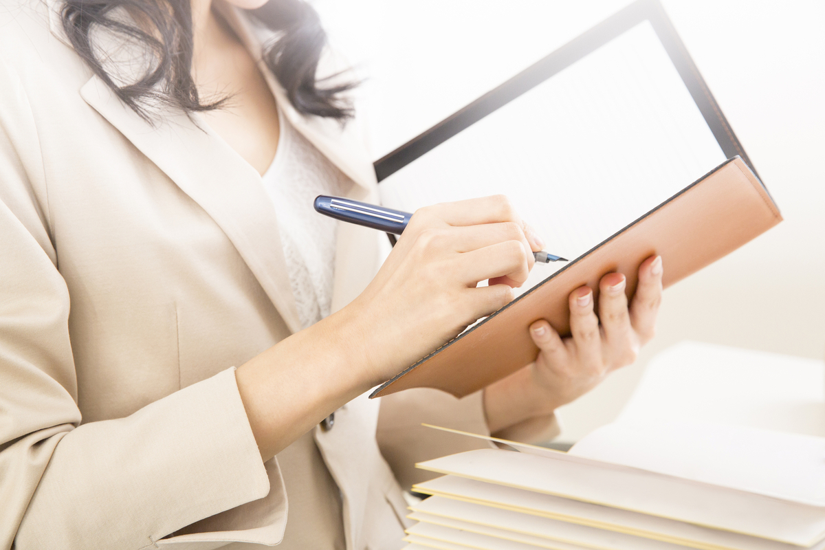 メモを取る女性の手元