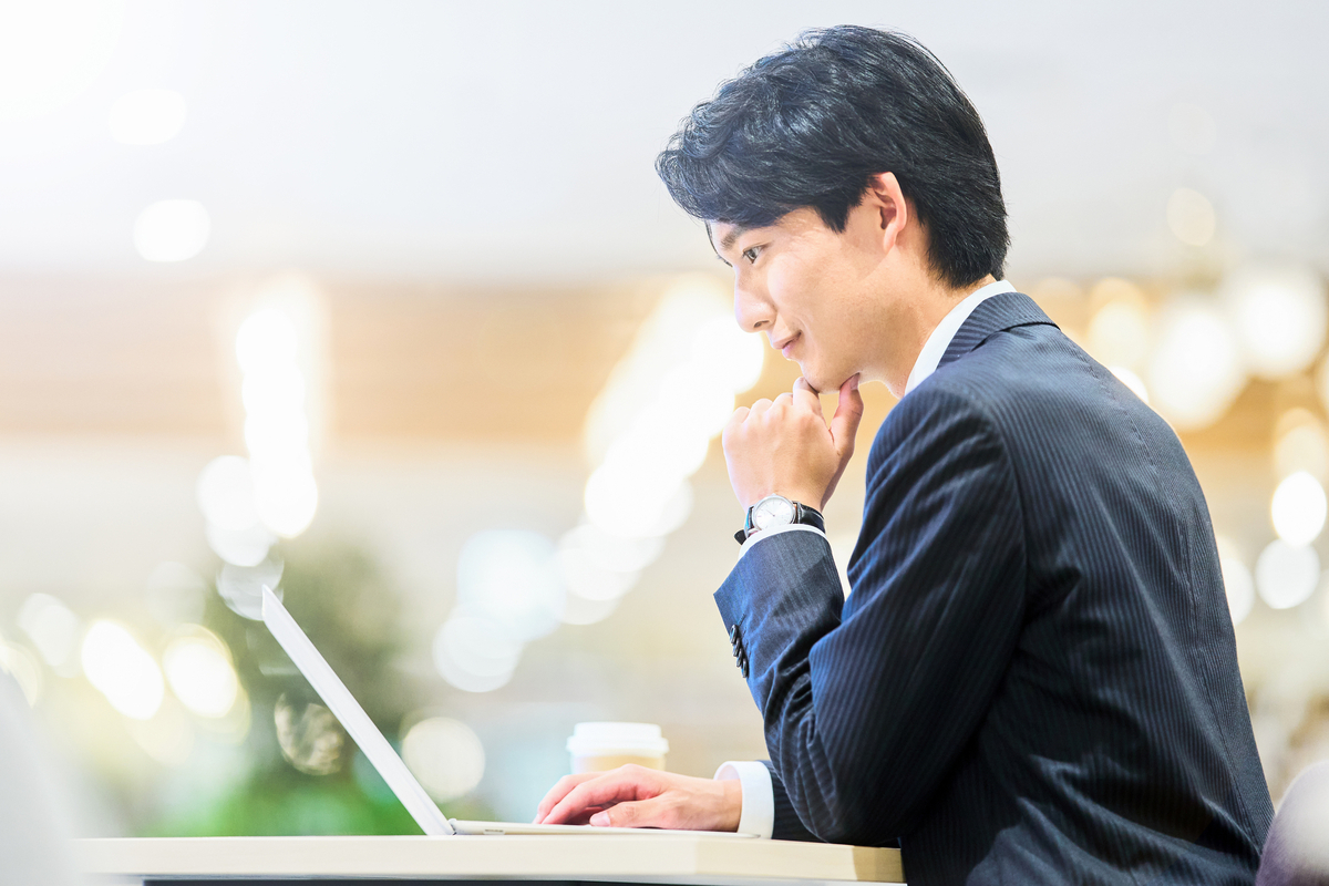 パソコン操作をするビジネスパーソン