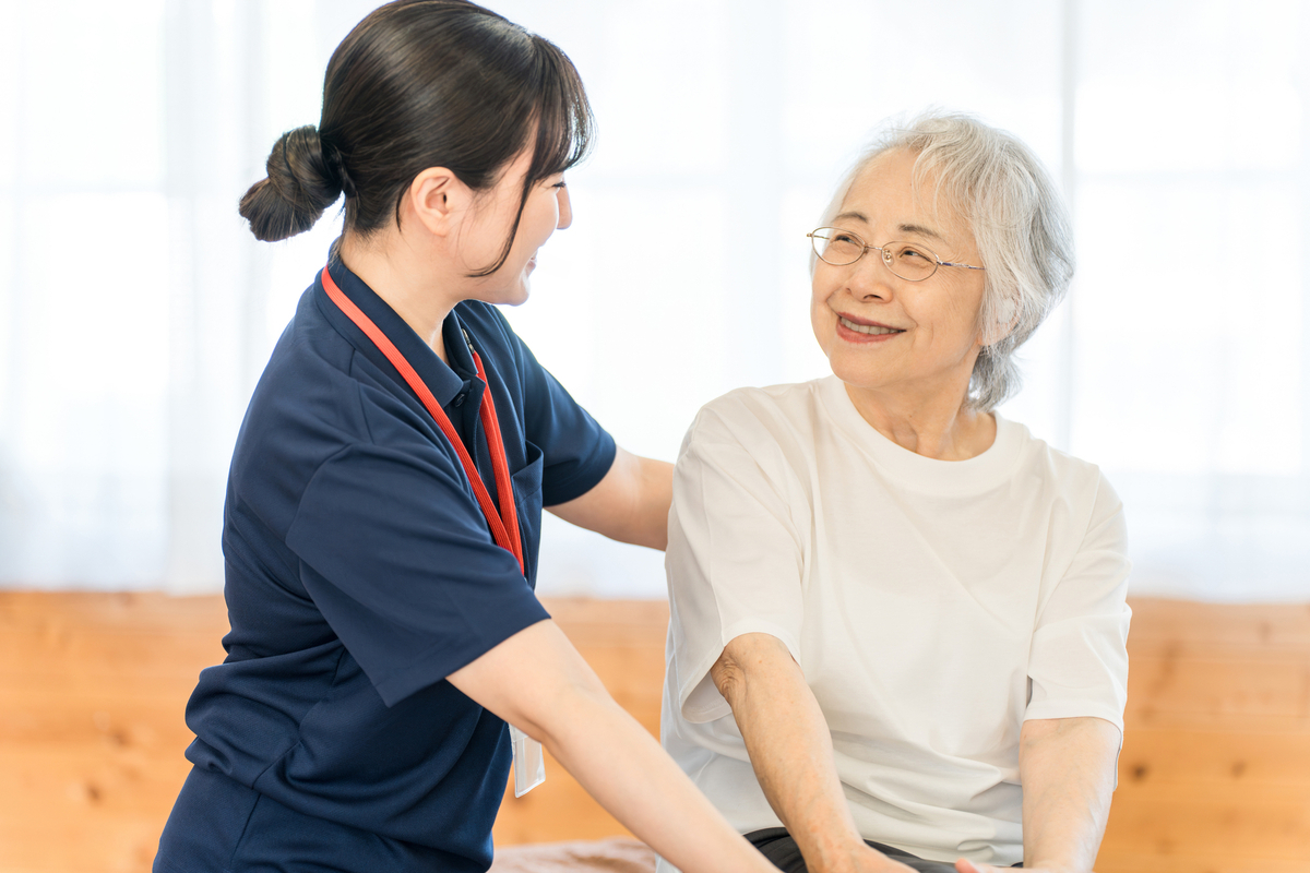 シニア女性と介護職の男女