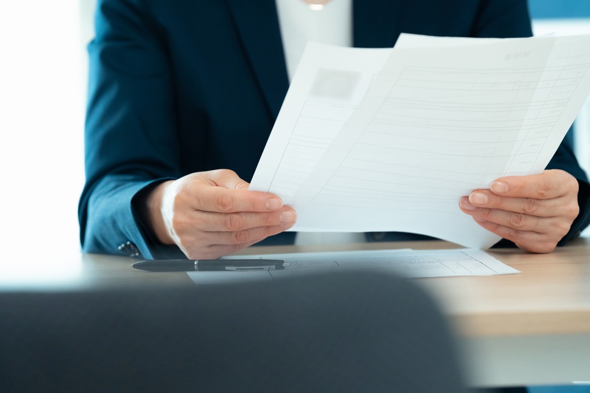 履歴書を見る面接官