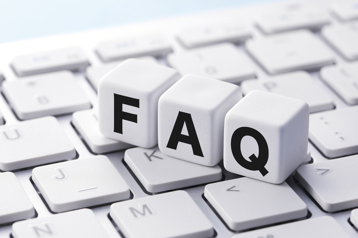 キーボードの上に置いてあるFAQのブロック