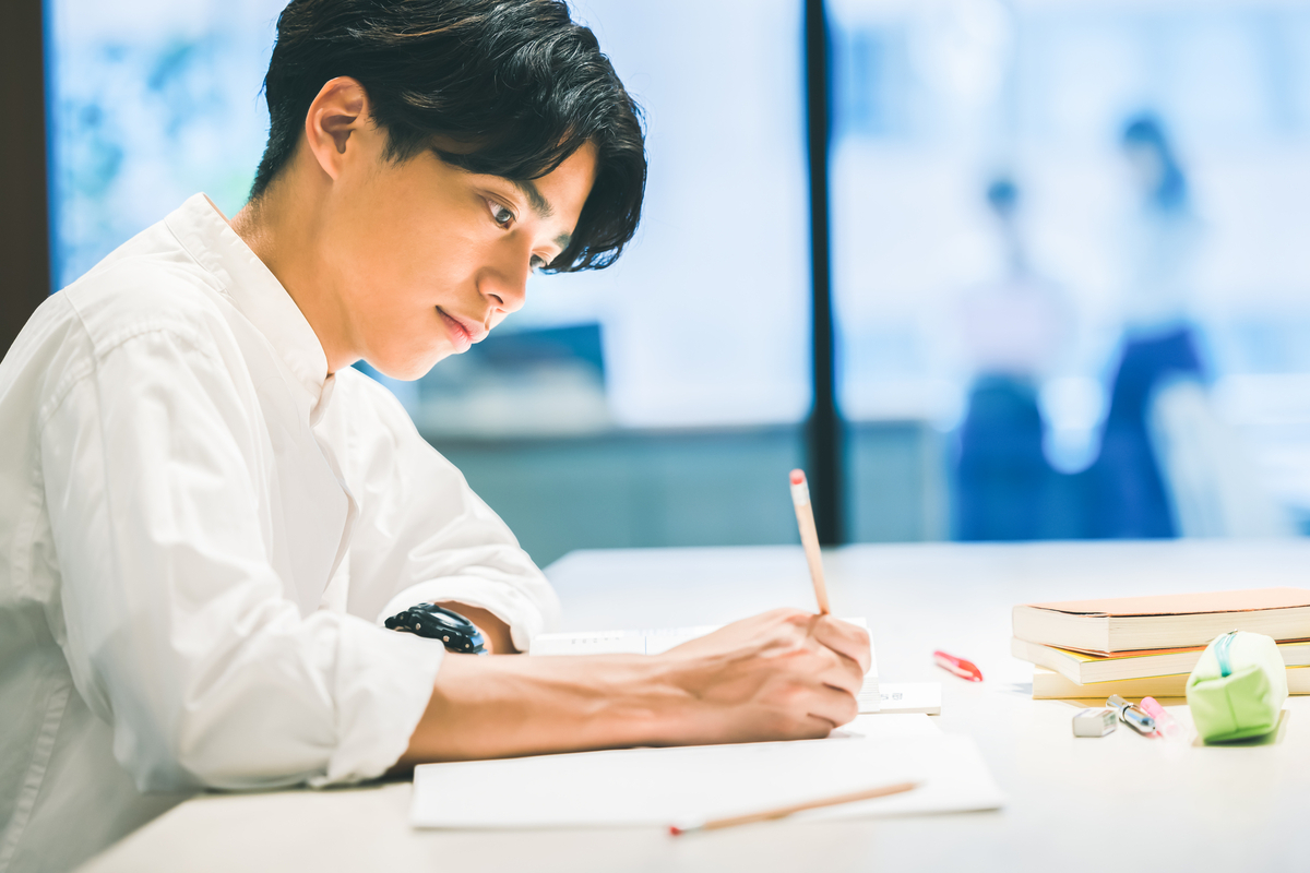 勉強をする男性