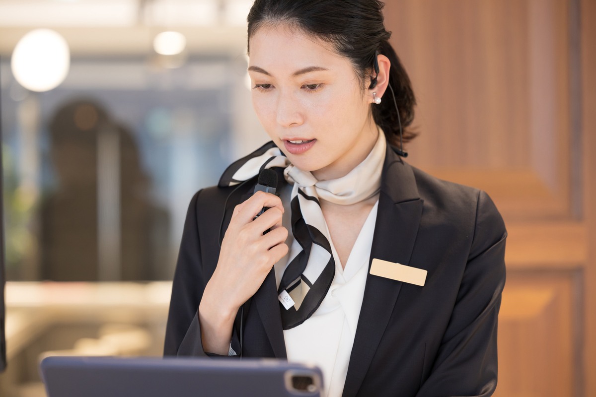 ホテルの受付の女性