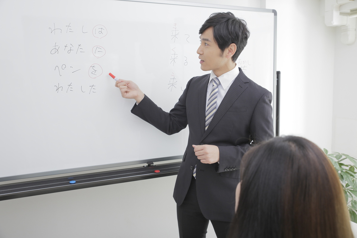 日本語学校で働く男性教師