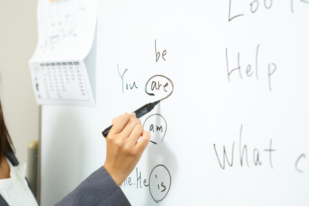 英語の授業をする教師