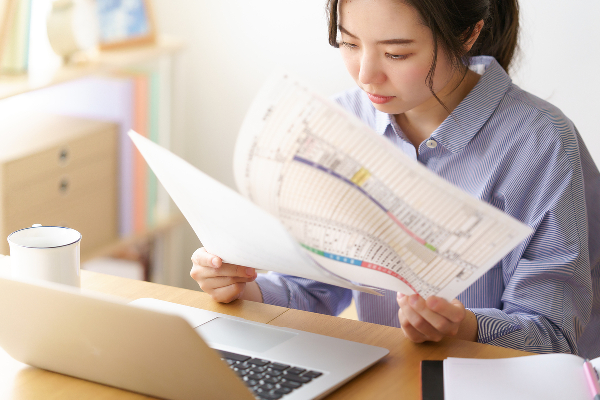 確定申告をする女性