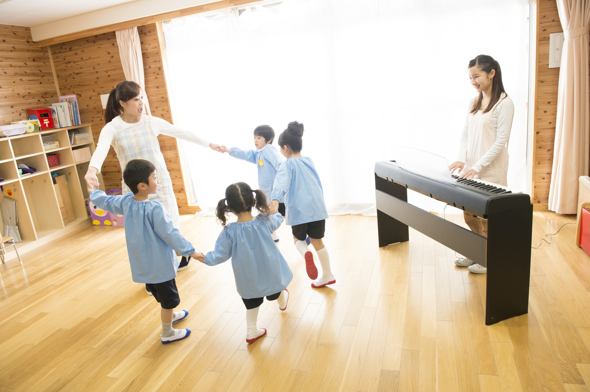 幼児と遊ぶ女性保育士