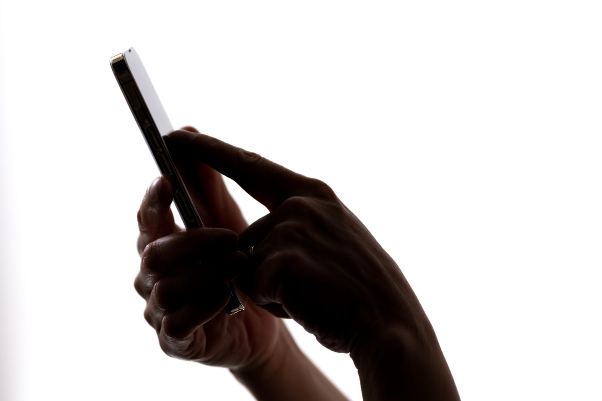 スマホを操作する手