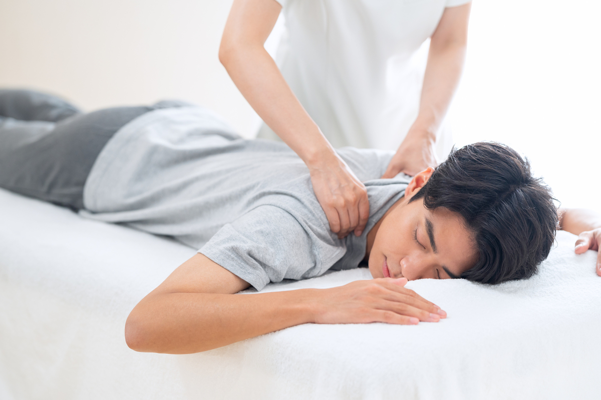 男性への施術を行う整体師