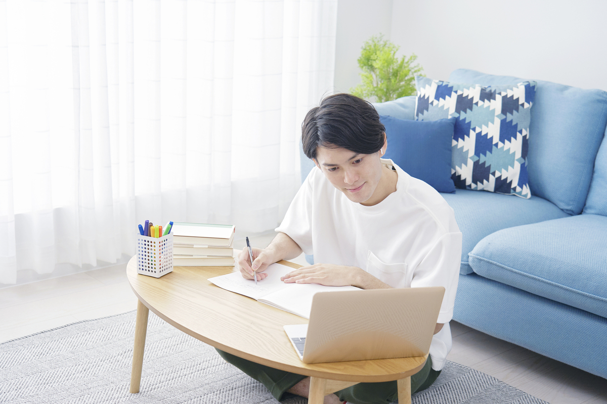 パソコンを見ながら勉強をする男性