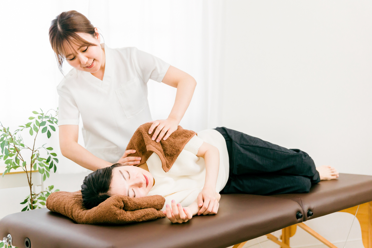 女性に施術をする整体師