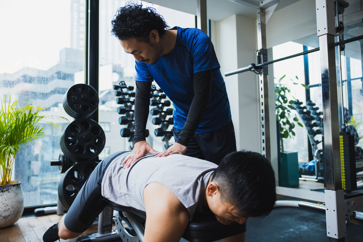スポーツジムで施術を行う整体師