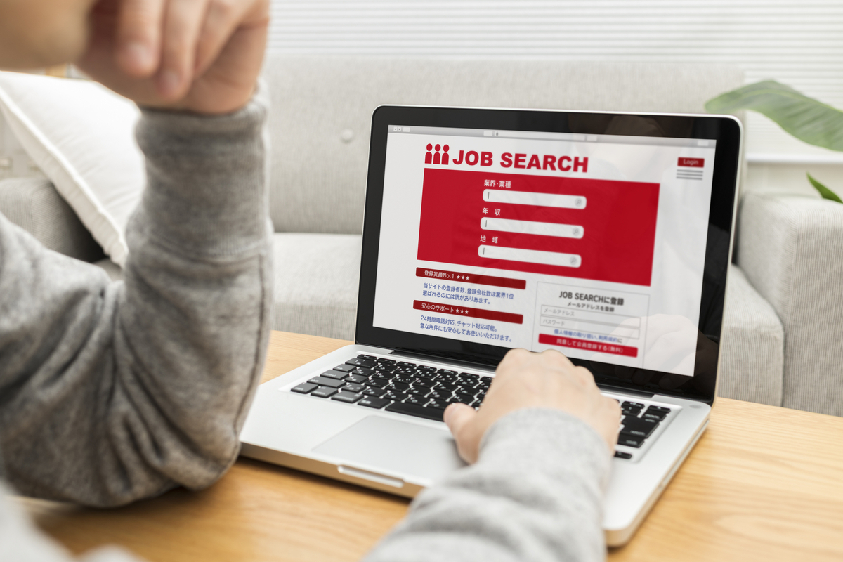 求人サイトを見る男性