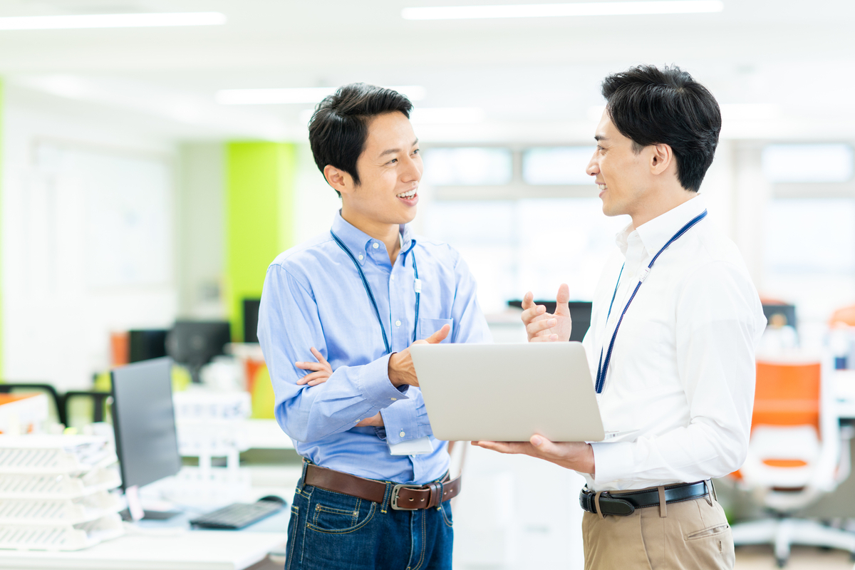 話し合うビジネスパーソン