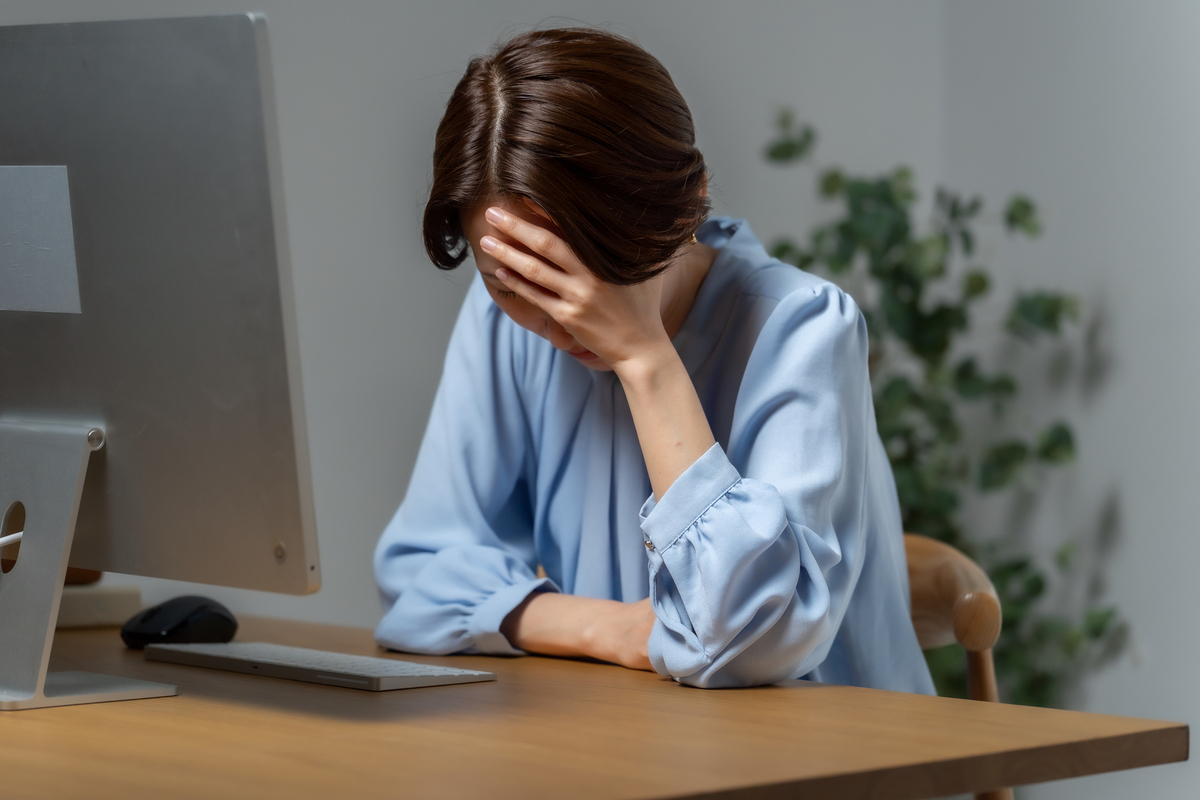 頭を抱える女性