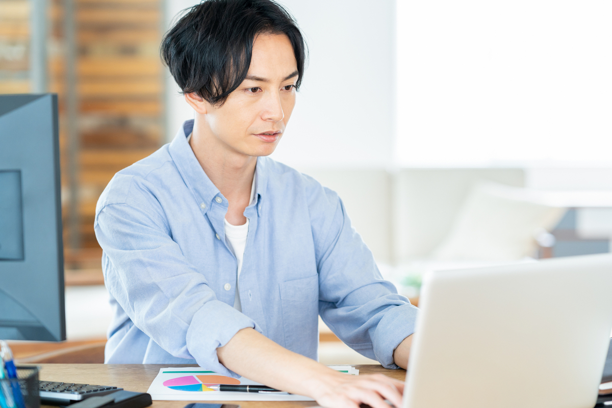 在宅ワーク中の男性